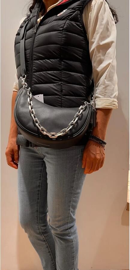 Coach Pochettes Glovetanned Leather Crescent Shoulder Bag With Cha in zwart - Foto 2