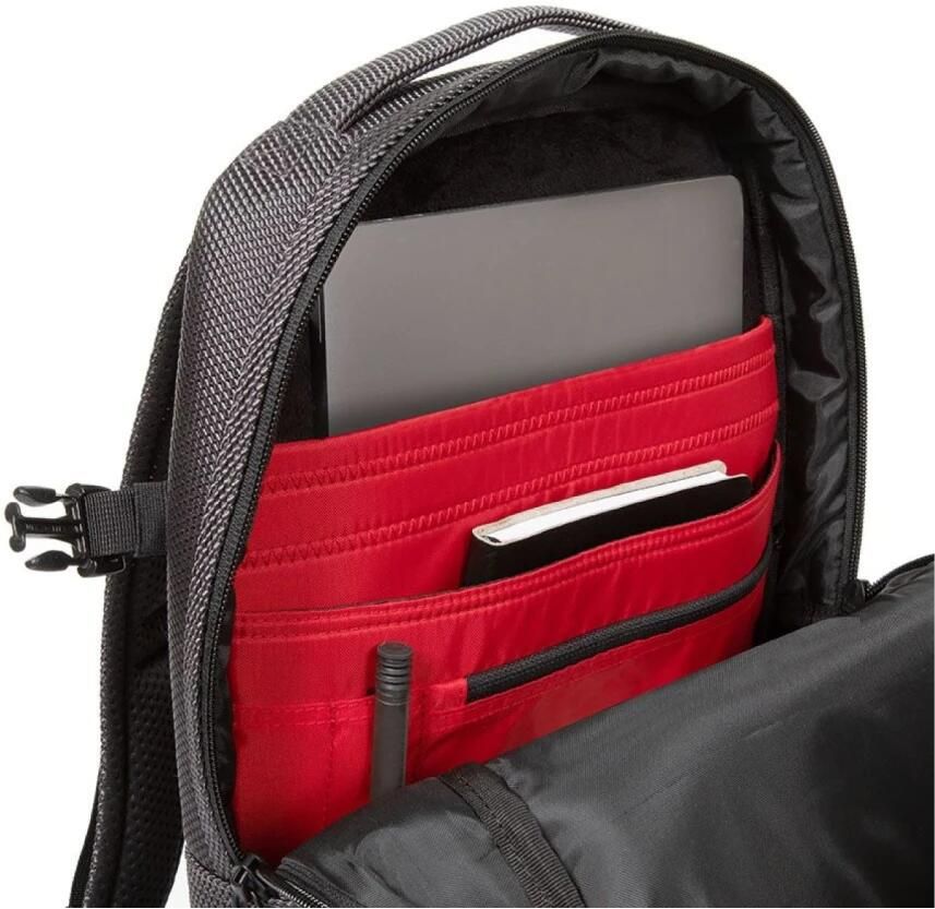 Eastpak Laptoprugzak TECUM M bevat gerecycled materiaal (global recycled standard)