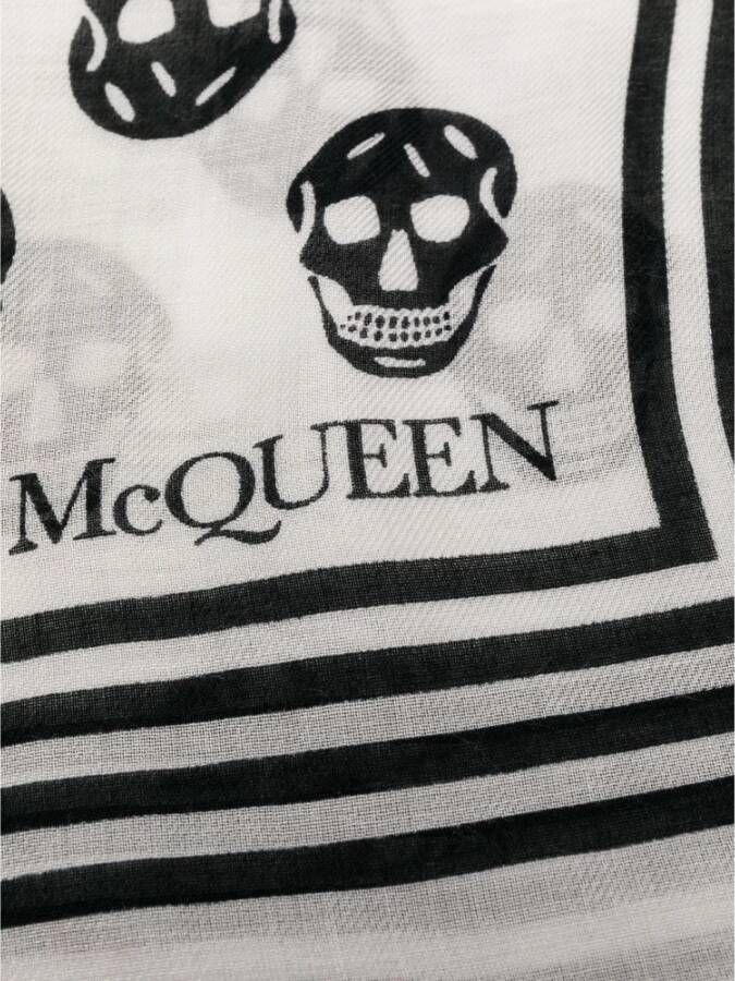 alexander mcqueen Gestreepte Sjaal met Skull Print Wit Heren
