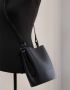 Burberry Kleine Zwarte Leren Bucket Crossbody Tas Black Dames - Thumbnail 2