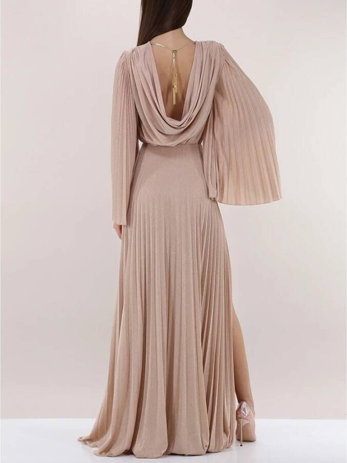 Elisabetta Franchi Lange Jersey Lurex Jurk met Plissé Mouwen en Diepe Ruguitsnijding Beige Dames