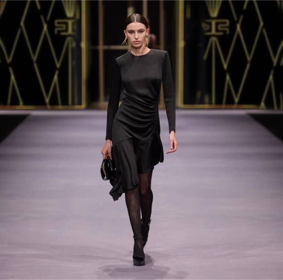 Elisabetta Franchi Zwarte satijnen jurk met gerimpelde mouwen en drapering Zwart Dames