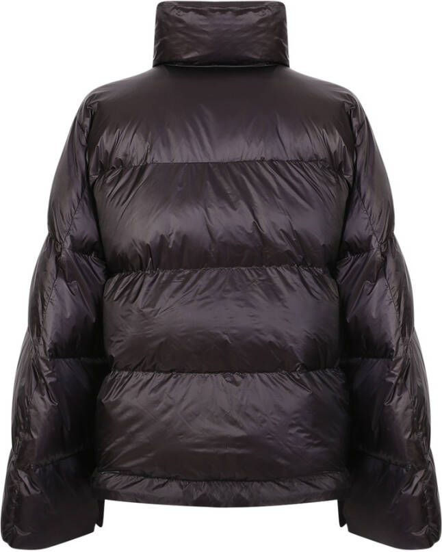 Sacai Down jacket with wide sleeve detail by . The brand has been described as influential in breaking down the dichotomy between casual and formal wear. Zwart Dames