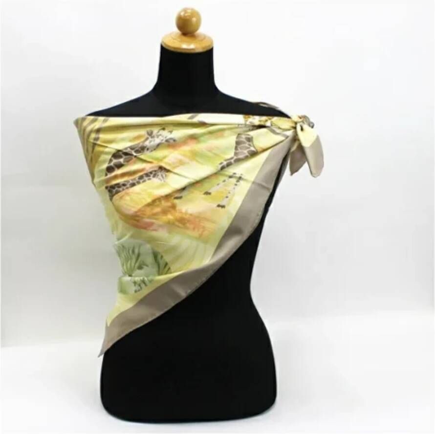 Salvatore Ferragamo Pre-owned Silk scarves Beige Dames