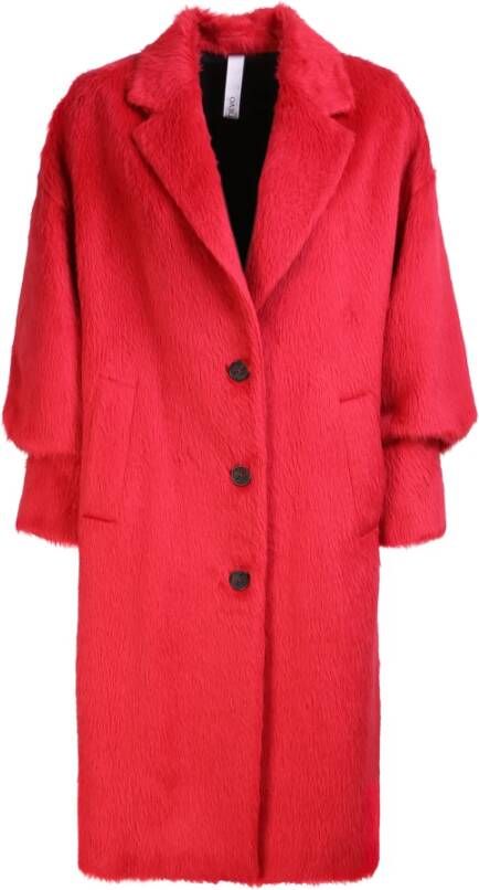 Hevo Santa Caterina coat by HevÃ². The brand evokes the history of Italian fashion with original and contemporary touches Rood Dames