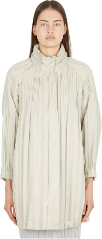 Issey Miyake Jassen Beige Dames