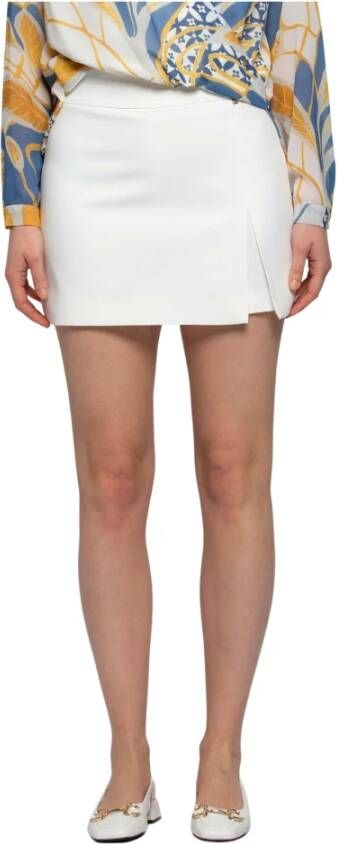Kocca Elegante Shorts met Zijdelingse Split White Dames