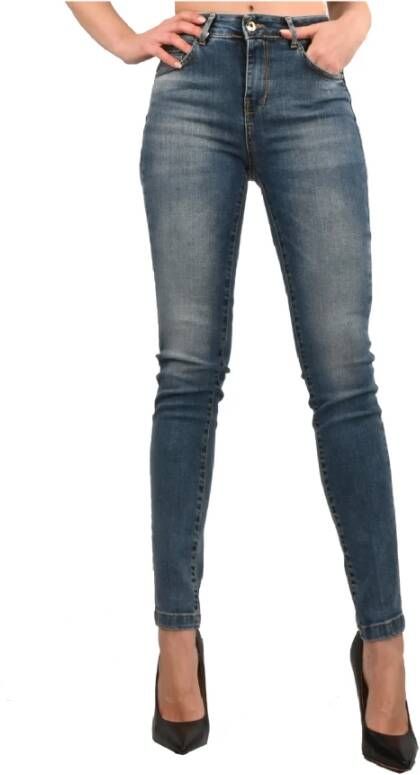 Kocca Slim-fit Jeans Op zoek naar een stijlvol en comfortabel paar slim-fit jeans? Zoek niet verder dan `s Skinny en Light Washing Model. Gemaakt van hoogwaardig katoen zijn deze vijf-pocket jeans perfect voor elke modebewuste vrouw. Blauw Dames