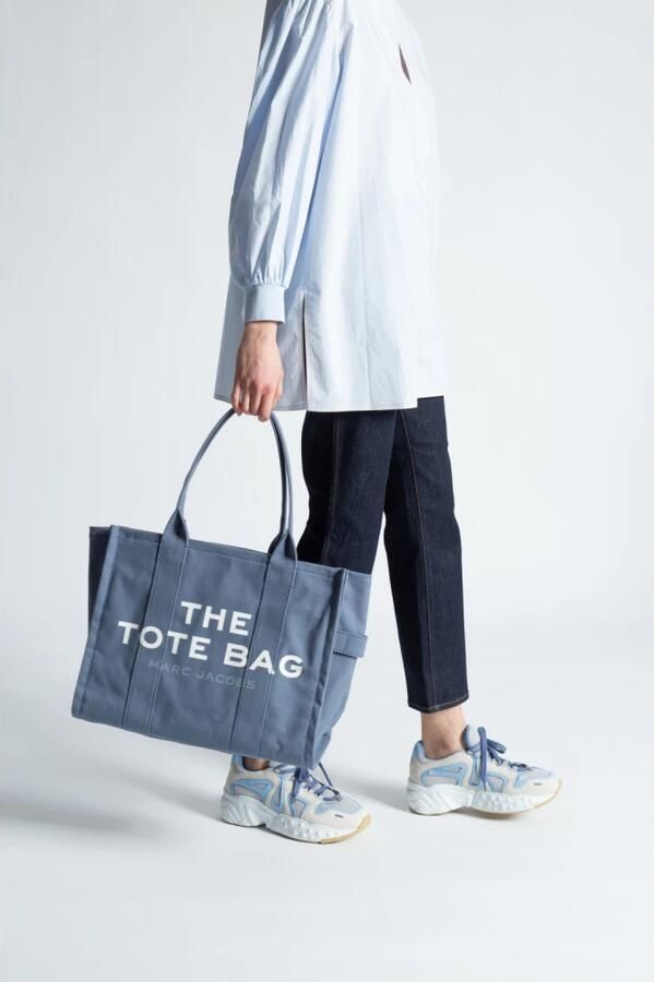 Marc Jacobs Shoppers & Totes Structured Cotton Tote With Modern Text Design in blauw - Foto 12
