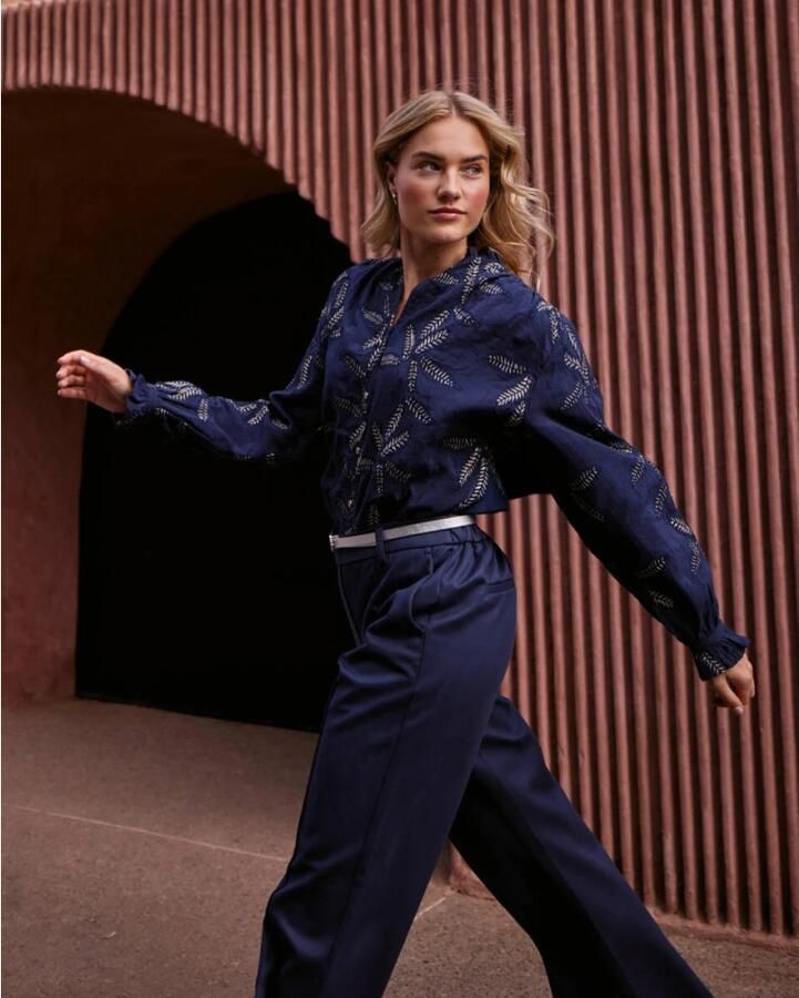 NUKUS Dames Blouses Jenna Blouse Embroidery Donkerblauw