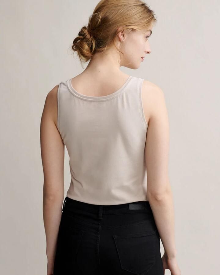 Opus Stijlvolle mouwloze tops voor vrouwen Beige Dames