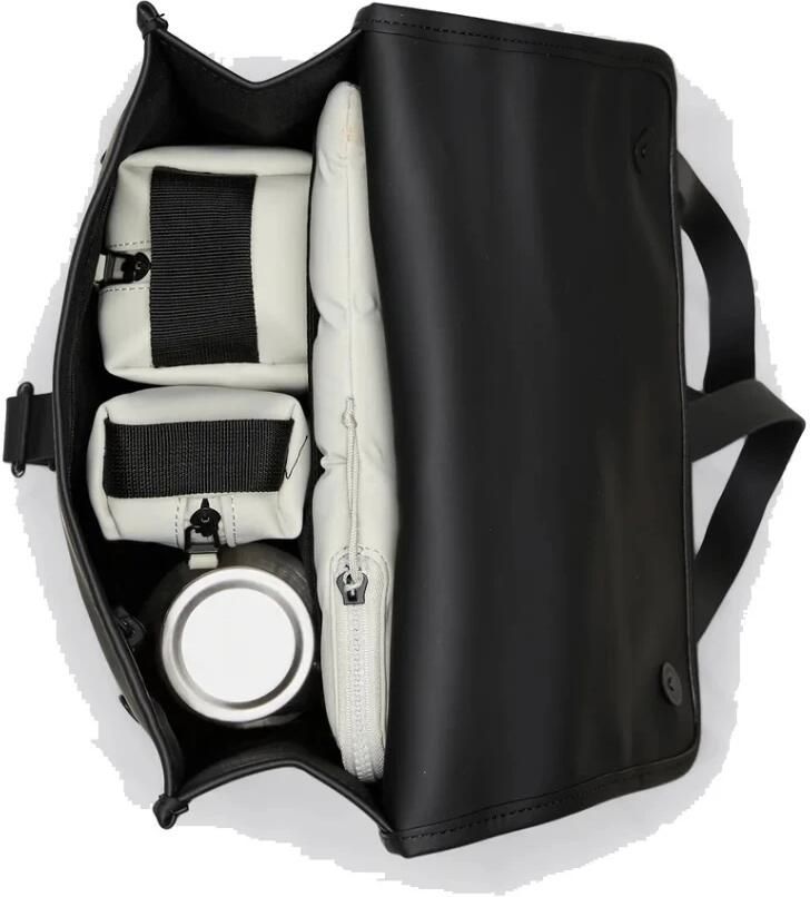 Rains Compacte Waterdichte Rugzak met Laptopvak Black Unisex - Foto 7