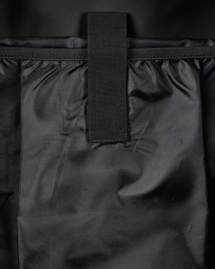 Rains Compacte Waterdichte Rugzak met Laptopvak Black Unisex - Foto 6