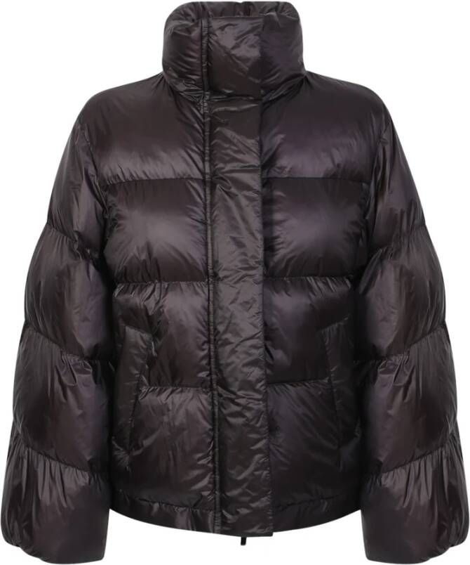Sacai Down jacket with wide sleeve detail by . The brand has been described as influential in breaking down the dichotomy between casual and formal wear. Zwart Dames
