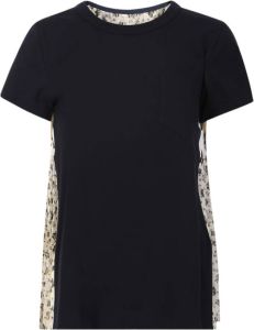 Sacai T-shirt with floral print. This garment features a contrasting pleated panel and a reference to Japanese culture Blauw Dames