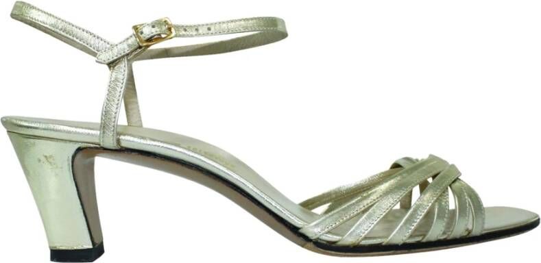 Salvatore Ferragamo Pre-owned Gouden lederen sandalen Wit Dames