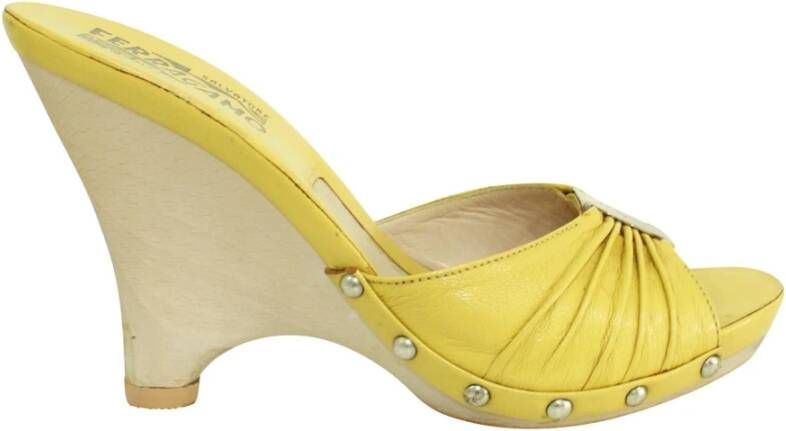 Salvatore Ferragamo Pre-owned Pre-owned Wedges With Studs Geel Dames