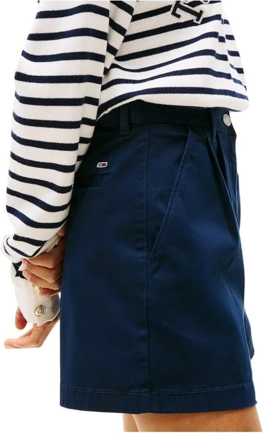 TOMMY JEANS Chino-short TJW CLAIRE HR PLEATED SHORT met tailleplooien met logoborduurwerk