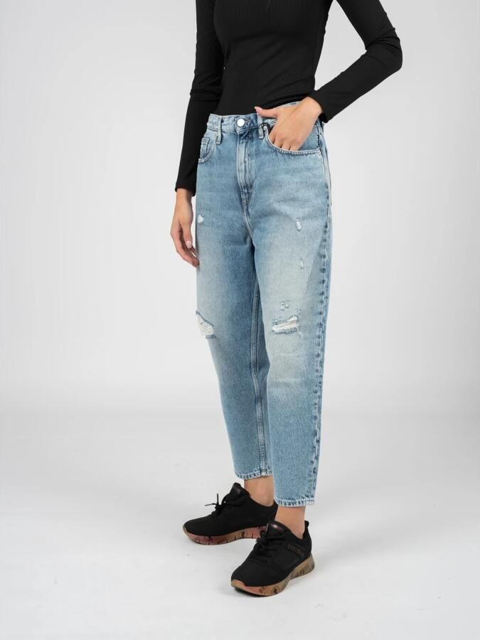 TOMMY JEANS Mom jeans MOM JEAN UHR TPRD BF7013 met destroyed effecten & logobadge - Foto 2