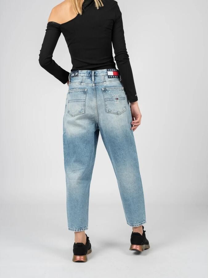 TOMMY JEANS Mom jeans MOM JEAN UHR TPRD BF7013 met destroyed effecten & logobadge - Foto 3