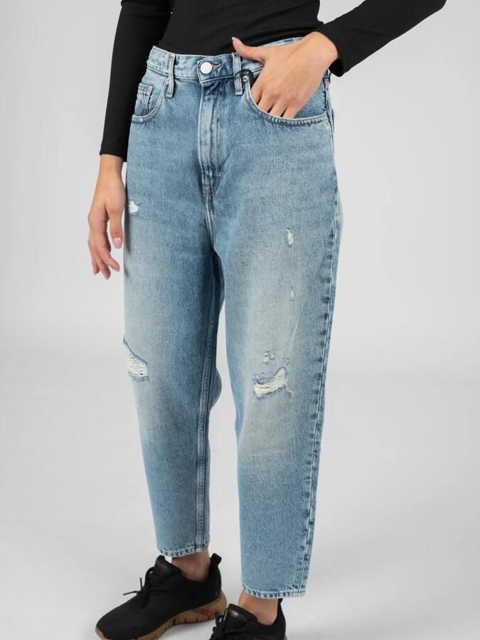 TOMMY JEANS Mom jeans MOM JEAN UHR TPRD BF7013 met destroyed effecten & logobadge - Foto 4