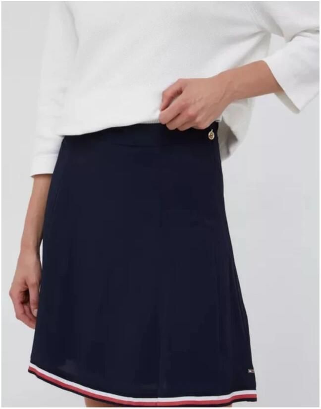 Tommy Hilfiger Regular Fit Klokkende Rok. De elegante klokkende rok is afgewerkt met een iconisch lintdetail aan de onderkant wat een verfijnde kleurnoot toevoegt. Blue Dames - Foto 3