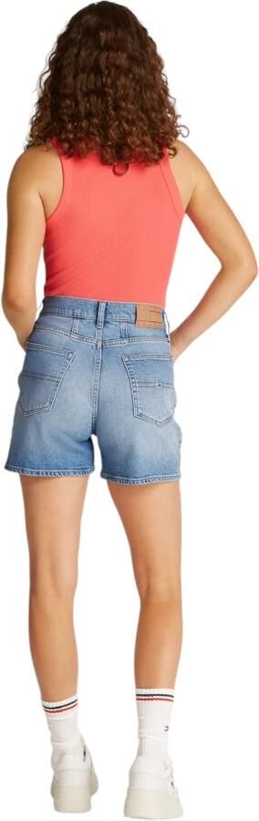 TOMMY JEANS Short MOM SHORT BI0112 met logo-badge in blauwe wassing - Foto 4