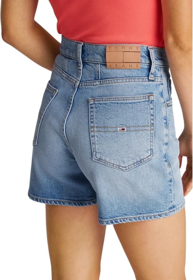 TOMMY JEANS Short MOM SHORT BI0112 met logo-badge in blauwe wassing
