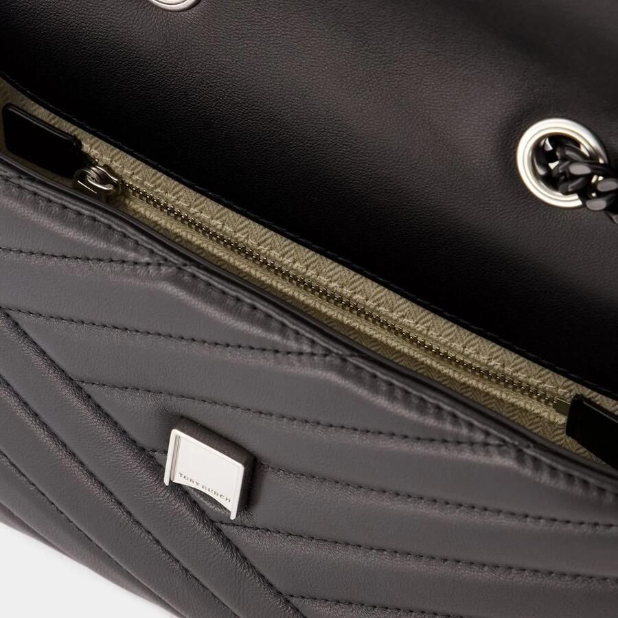TORY BURCH Crossbody bags Kira Chevron Powder Coated Small Convertible Shoul in zwart - Foto 3