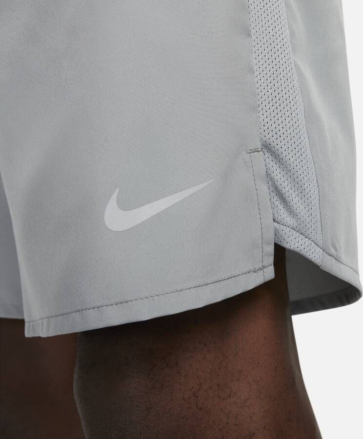 Nike Challenger multifunctionele niet-gevoerde herenshorts met Dri-FIT (23 cm) Grijs