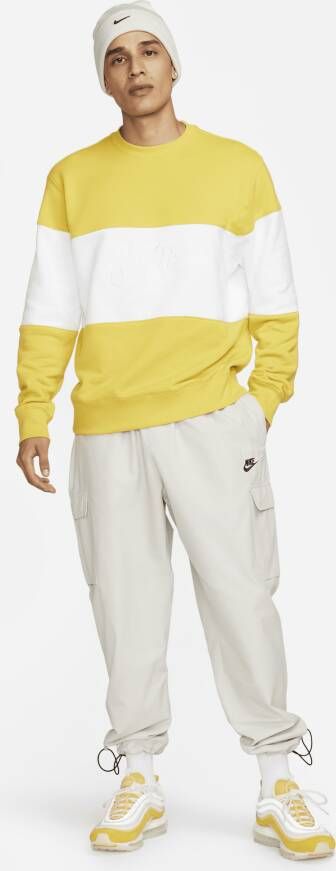 Nike Club herenshirt van sweatstof met kleurblokken en ronde hals Geel