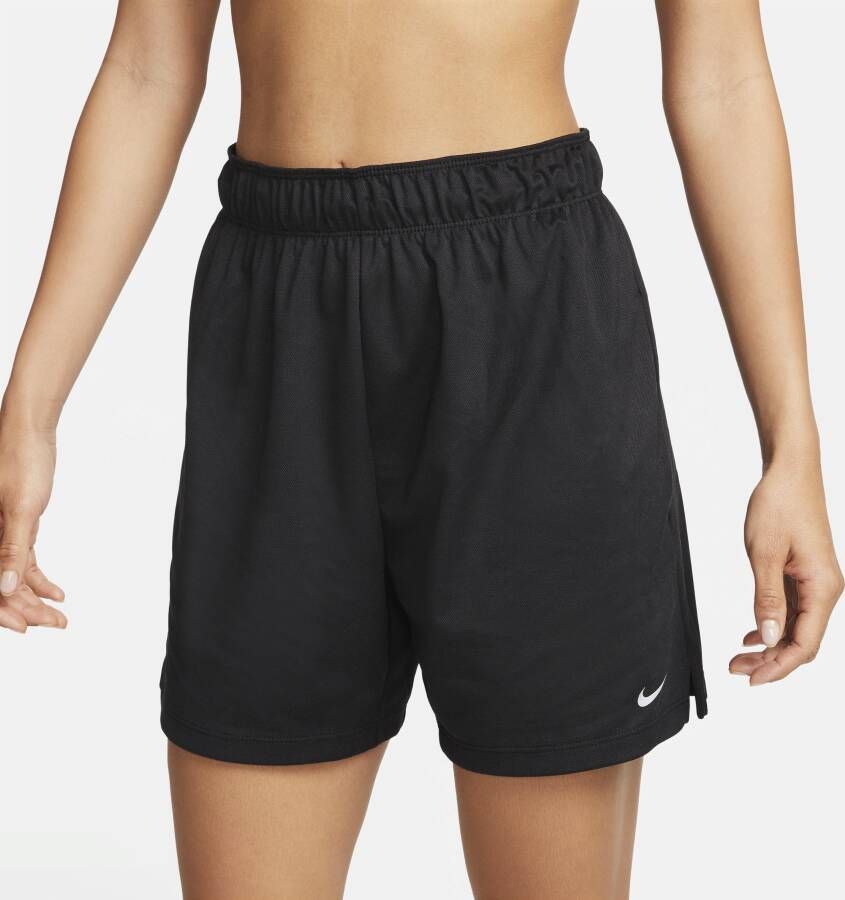 Nike Attack ongevoerde fitnesshorts met Dri-FIT en halfhoge taille voor dames (13 cm) Zwart