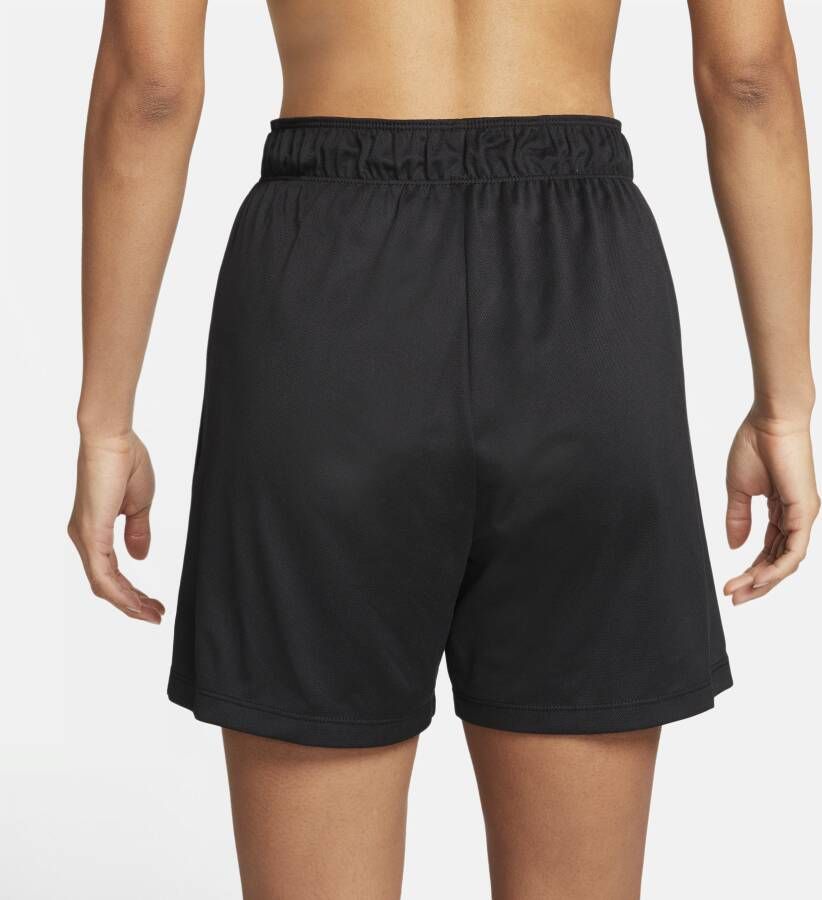 Nike Attack ongevoerde fitnesshorts met Dri-FIT en halfhoge taille voor dames (13 cm) Zwart