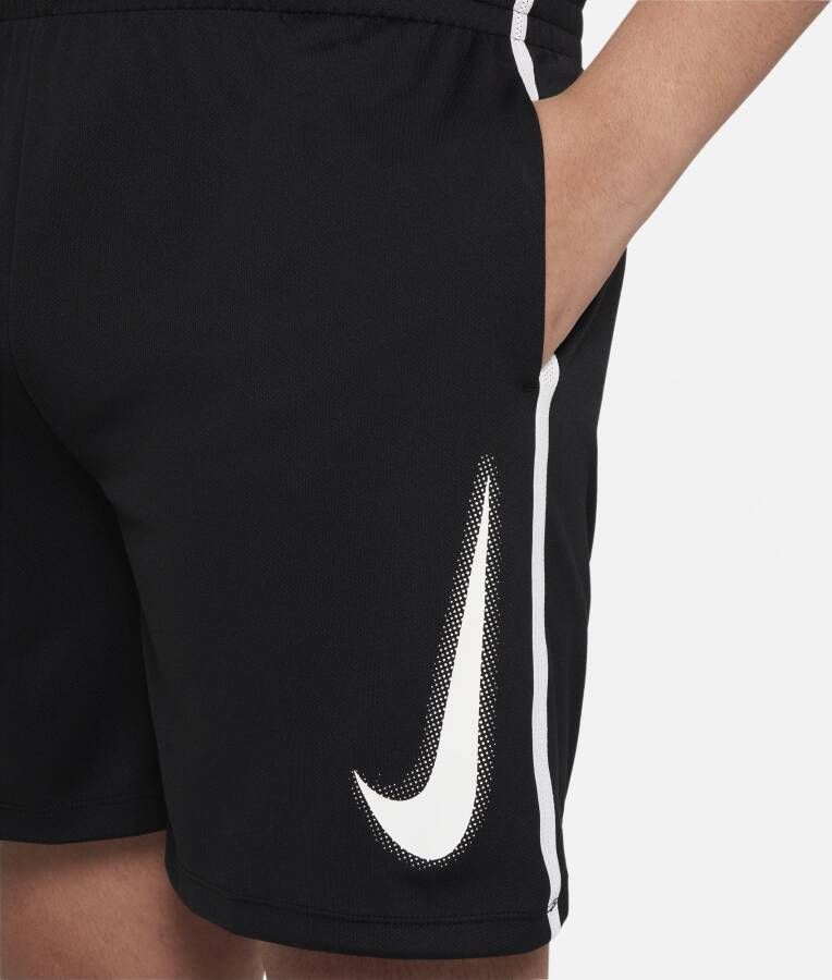Nike Dri-FIT Multi+ Trainingsshorts met graphic voor jongens (ruimere maten) Zwart