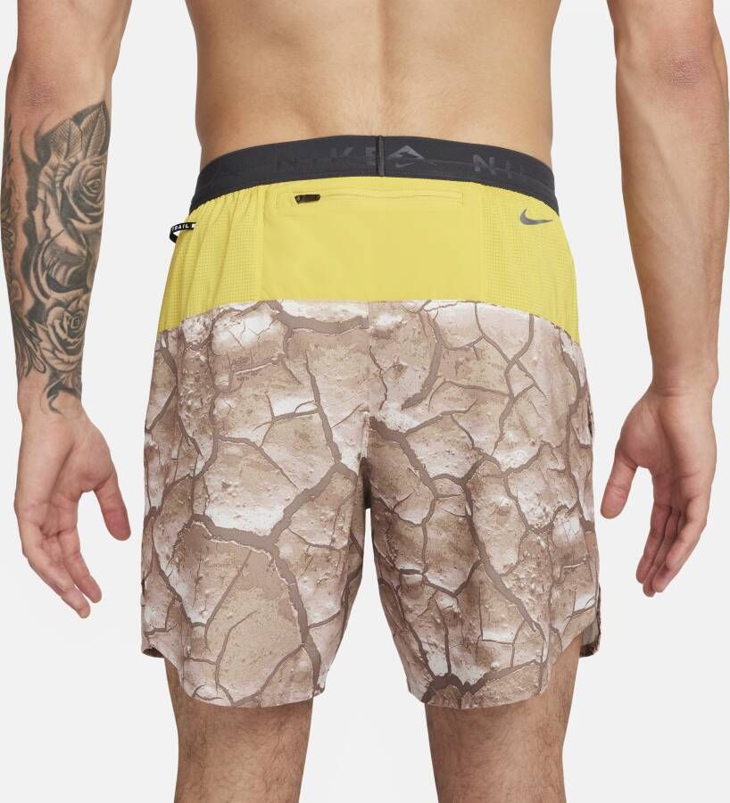 Nike Dri-FIT Stride hardloopshorts met binnenbroekje en print voor heren (18 cm) Bruin