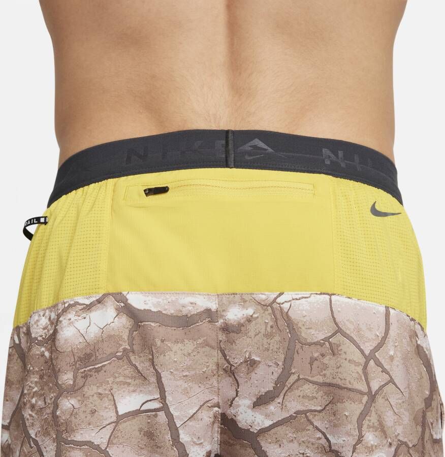Nike Dri-FIT Stride hardloopshorts met binnenbroekje en print voor heren (18 cm) Bruin