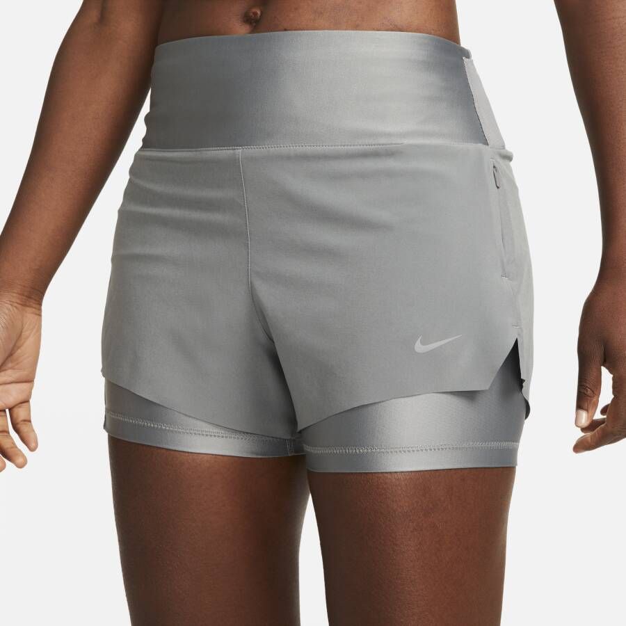 Nike Dri-FIT Swift 2-in-1 hardloopshorts met halfhoge taille en zakken voor dames (8 cm) Grijs
