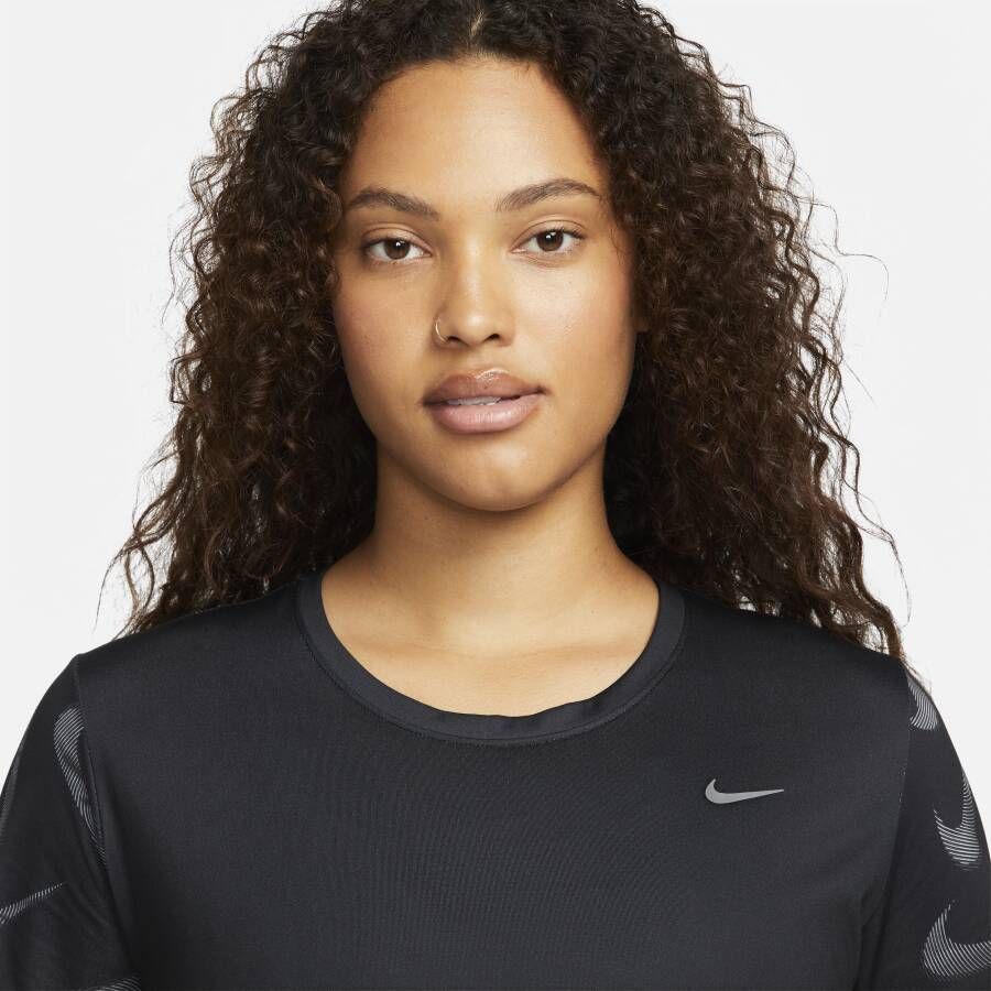 Nike Dri-FIT Swoosh hardlooptop met print en korte mouwen voor dames Zwart