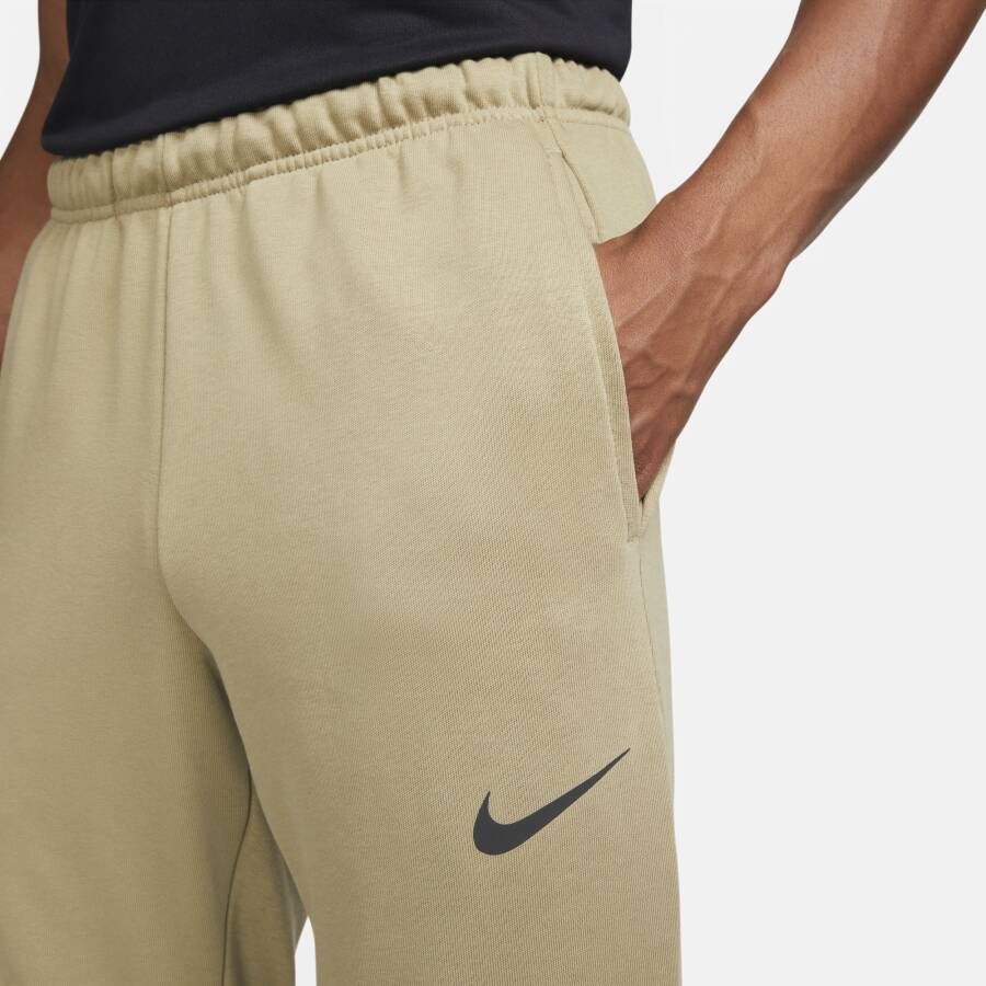 Nike Dry Dri-FIT toelopende fitnessbroek van fleece voor heren Bruin
