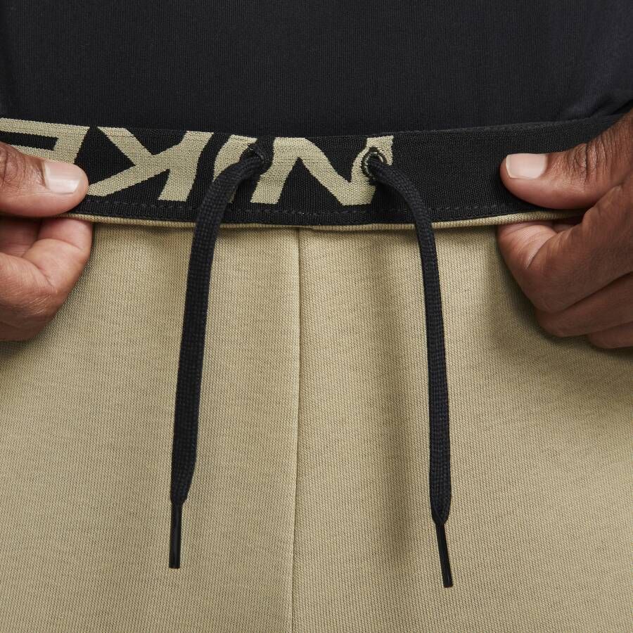 Nike Dry Dri-FIT toelopende fitnessbroek van fleece voor heren Bruin