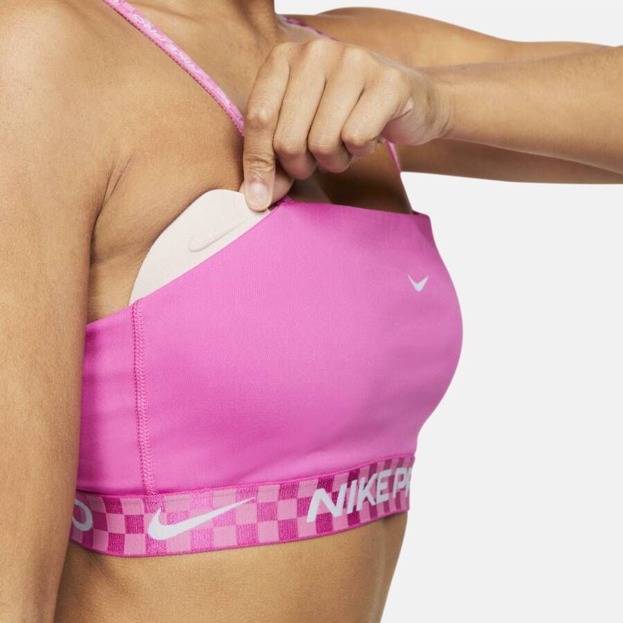 Nike Indy Padded sport-bh met bandeaudesign graphic en lichte ondersteuning Roze