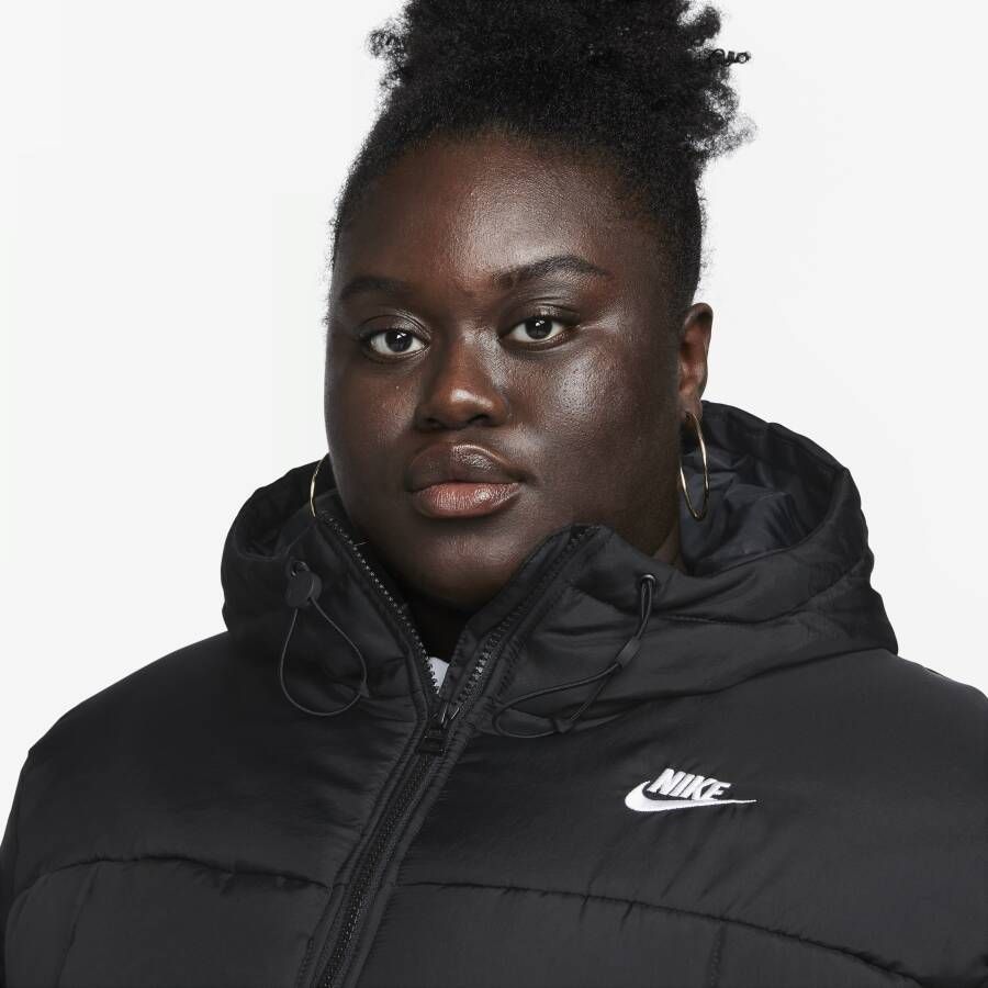 Nike Sportswear Classic Puffer Therma-FIT ruimvallende parka met capuchon voor dames (Plus Size) Zwart