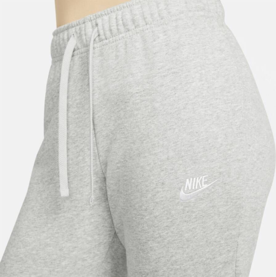 Nike Sportswear Club Fleece Aansluitende joggingbroek met halfhoge taille voor dames Grijs