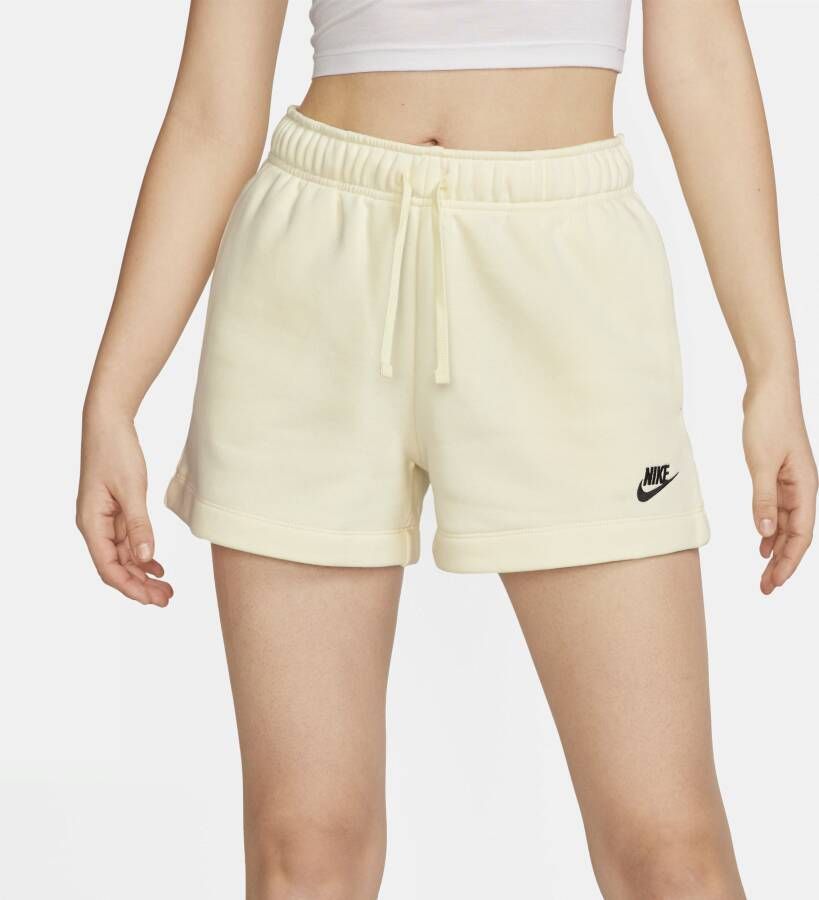 Nike Sportswear Club Fleece Damesshorts met halfhoge taille Wit