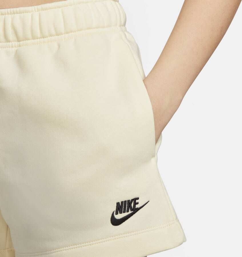 Nike Sportswear Club Fleece Damesshorts met halfhoge taille Wit