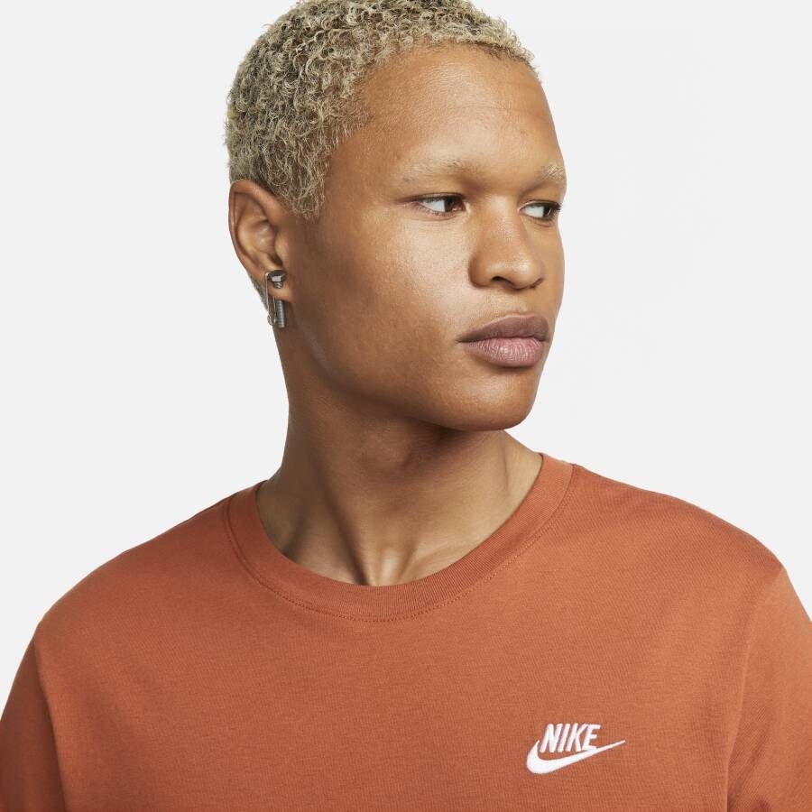 Nike Sportswear Club T-shirt voor heren Bruin