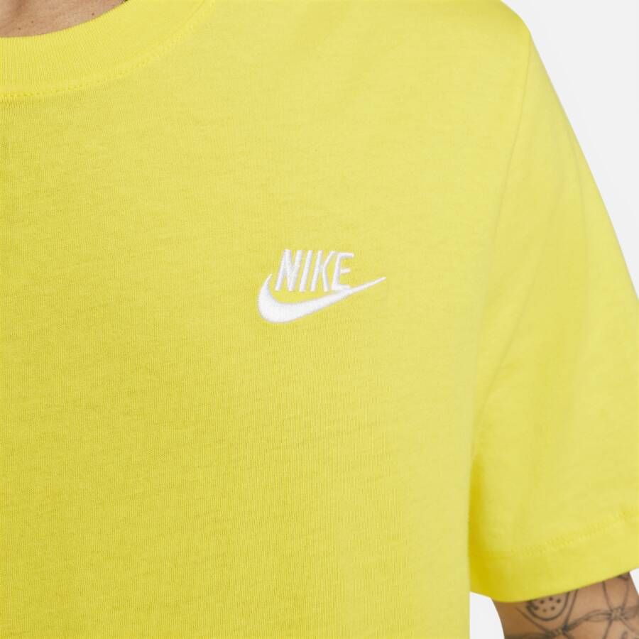 Nike Sportswear Club T-shirt voor heren Geel