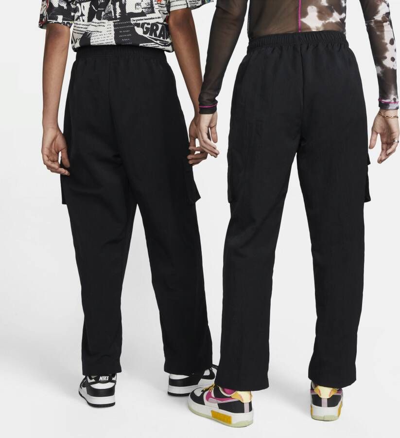 Nike Sportswear Essential Geweven cargobroek met hoge taille voor dames Zwart