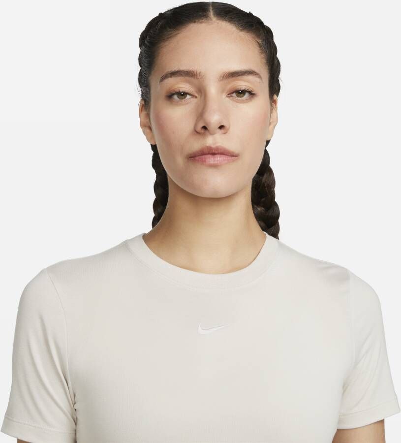Nike Sportswear Essential aansluitend kort T-shirt voor dames Bruin