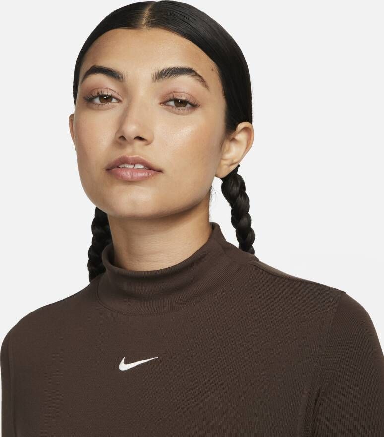 Nike Sportswear Essentials geribde damestop met hoge kraag en korte mouwen Bruin